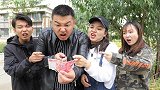拾金不昧的阿宝，这次却没有把钱还给失主，为什么？