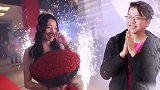 女生向男生求婚，场面极为震撼，真是太甜了！