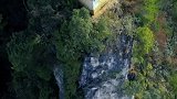 贵州深山上一座200多年的房子，四周是悬崖，古人怎么建上去的