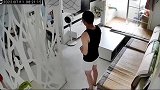 主人从厕所出来后，监控拍下狗子的搞笑行为