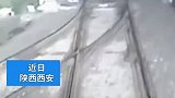 被火车鸣笛声吵醒，男子深夜爬上轨道逼停火车