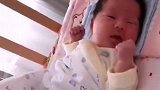 小宝宝这睡觉的样子好丑，整个人的五官都拧在一起了，太逗了！