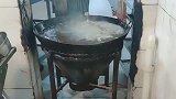 这么大的鱼刺也能油炸现在有钱人都这样吃！以后鱼刺也不要扔了！