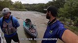 和朋友到小河钓鱼，一人划一只小船，狂拉BOSS鲈鱼！