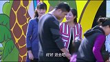 女儿第一天上学，妈妈却哭成泪人，女儿：你丢不丢人