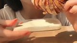 小姐姐直播吃豆沙卷，吃相好可爱，看着就好想来两口！