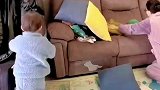 一家三口打扫卫生，因为宝宝从按摩椅里