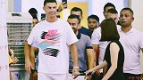 人气爆炸！C罗现身新加坡商业活动 球迷超高分贝尖叫表白
