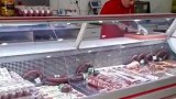 一只流浪猫来到肉店，老板没有赶走它还会给它肉吃