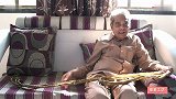 男子62年没剪指甲,指甲长得像树根