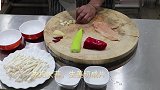 大厨教你鸡丁扒雪菇的家常做法，口感鲜香，在家也能吃到饭店味道