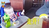 爸爸想抢宝宝的东西吃，接下来请注意宝宝的反应，看一次想笑一次