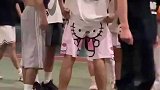 男子打球竟穿女朋友送的Hellokitty篮球裤