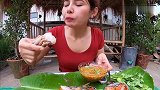 泰国喜欢吃腌螃蟹，农村妹子这吃法更加原汁原味
