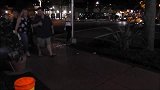 假扮树人故意吓路人，路人纷纷被吓一跳