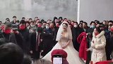 婚礼上新郎新娘请长辈受头，左邻右舍亲朋好友欢喜围观