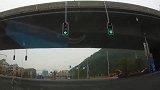 这种车祸，我该说什么好？车子瞬间就被撞冒烟了