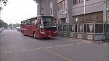 人和众将下大巴受追捧 更衣室橘黄色球衣熠熠生辉