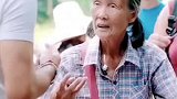 学习的榜样！只为在景区卖水，75岁老奶奶自学11种语言！