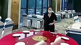 美女干活出神入化。真是行行出状元