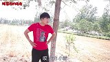 小雪电动车没电，龙龙给小雪推车回家遇到冰冰姨，这下准没好事