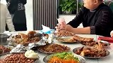 男子成语接龙式发压岁钱