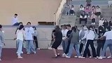 说好的拔河呢，怎么一开始就滑倒了