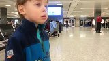 小男娃去机场接回家的爸爸,看到爸爸那瞬间的反应把人暖化了