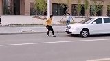 路人拍到的一幕，被撞小伙忽然奔走如飞，究竟是什么原因