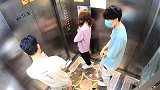 电梯恶搞路人，小哥故意在电梯里放高跟鞋，可把这位大哥给吓坏了