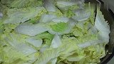 白菜腌成韩式辣泡菜，下饭又开胃，吃着很过瘾