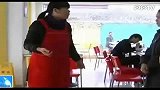 女生用餐突发癫痫 女店员嘴对嘴吸污救人
