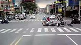 无视警示 台湾交叉街口二摩托抢闯红灯遭惨撞