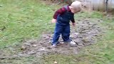 宝宝困在泥塘里动弹不得，接下来宝宝的举动让妈妈笑疯了