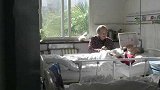 陕西西安：85岁母亲偏瘫在床5年，63岁儿子陪在身边贴心照顾