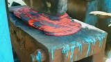 这是在制作“铁鞋”吗，这样的液压机真是难得一见，太神奇了！