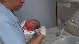 小宝宝第一次洗澡澡，小家伙胖胖乎乎红红嫩嫩的，让人好想摸摸啊