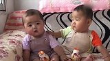 龙凤胎宝宝坐在一起，一起看着妈妈，两个圆圆的脑袋瞬间萌翻了