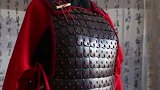 用4年复原20多套古代战甲：常穿盔甲出门锻炼 瘦了30斤