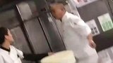 俩厨子在厨房发生争执，吸引其他同事吃瓜