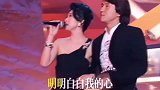 叶倩文成龙经典合唱《明明白白我的心》，那些年她们还很青涩
