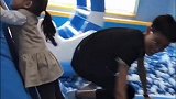 相差十五岁的哥哥最爱妹妹了，妹妹走到哪都保护妹妹