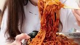 大冷天的穿着短袖吃爆辣火鸡面，小姐姐说实话我真佩服你的脑洞