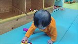 小宝宝啪嗒啪嗒地爬过来拿玩具，小动作太逗了！萌翻！