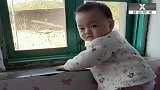 11月的小宝宝起床望着窗外，接下来的举动，看完不许笑！