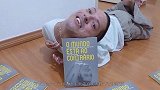 男子身患怪病，头向后扭曲，只能跪地行走，家人的爱让他更坚强