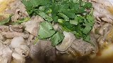 酸汤肥牛,热汤中有荤有素,酸酸甜甜，热呼的吃出一身汗
