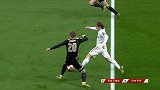 阿贾克斯前场连续凶狠铲抢 魔笛后场拿球遭粗暴放倒