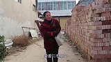 女人带100万上门，儿子把她当疯子赶走，儿媳却叫她董事长