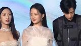 李沁穿搭超显瘦，黑色短裙好拉腿长，白纱上衣演绎“仙女本仙”